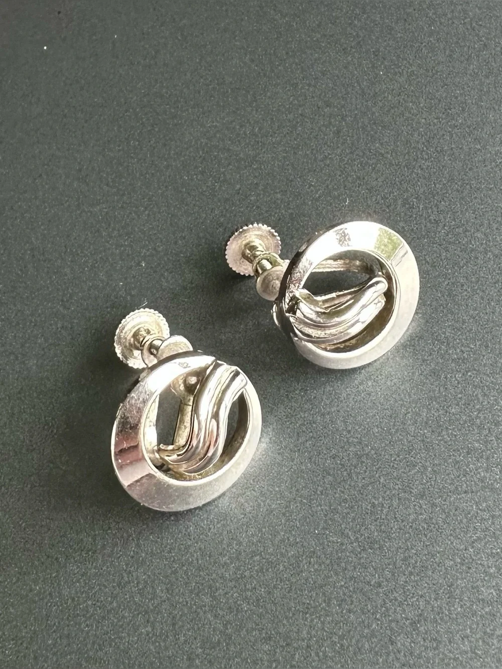 VTG Coro Modernist Swirl Ribbon Screw Back Earrings Silver Tone MCM 1/2